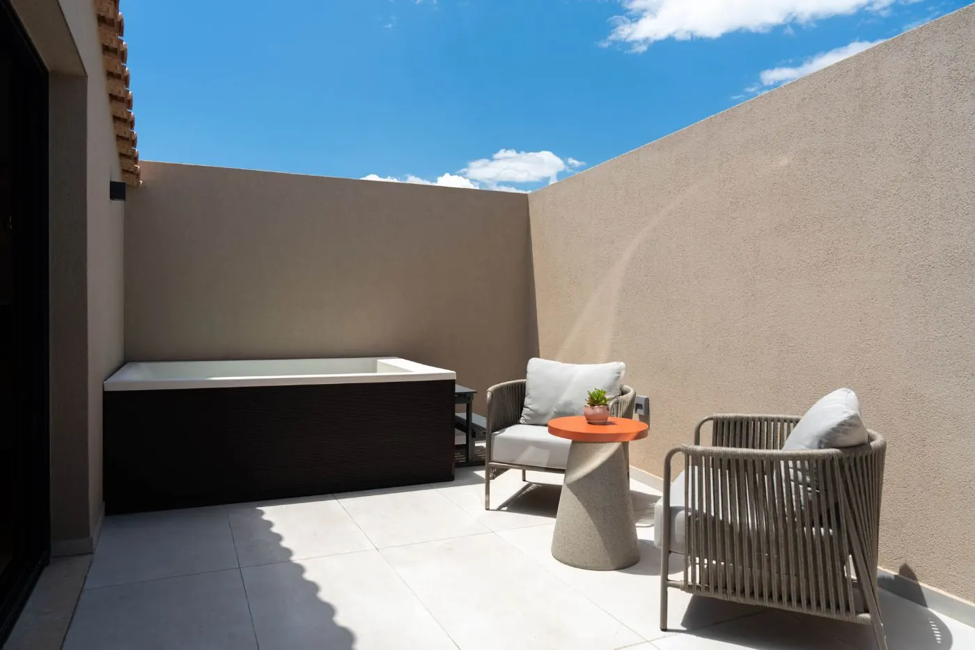 Μπαλκόνι σουίτας με τζακούζι στο Aetheria Boutique Hotel & Spa