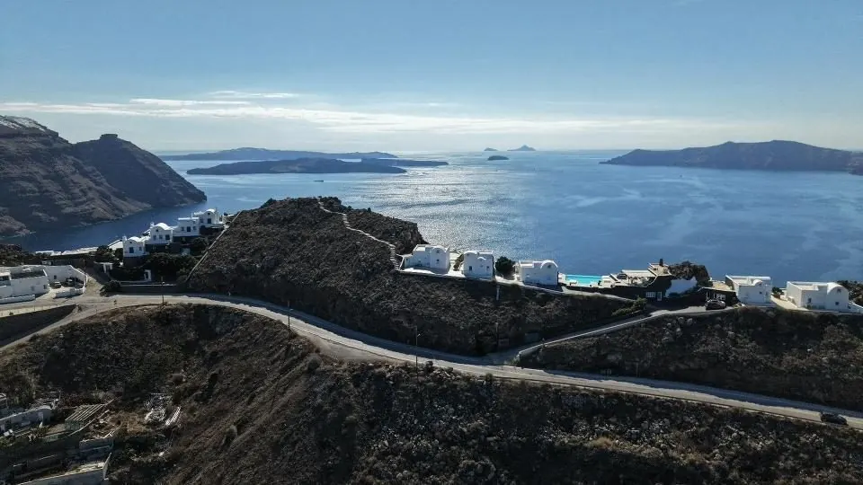 Το Nerae Santorini στα βράχια της καλντέρας, με θέα στο ηφαίστειο