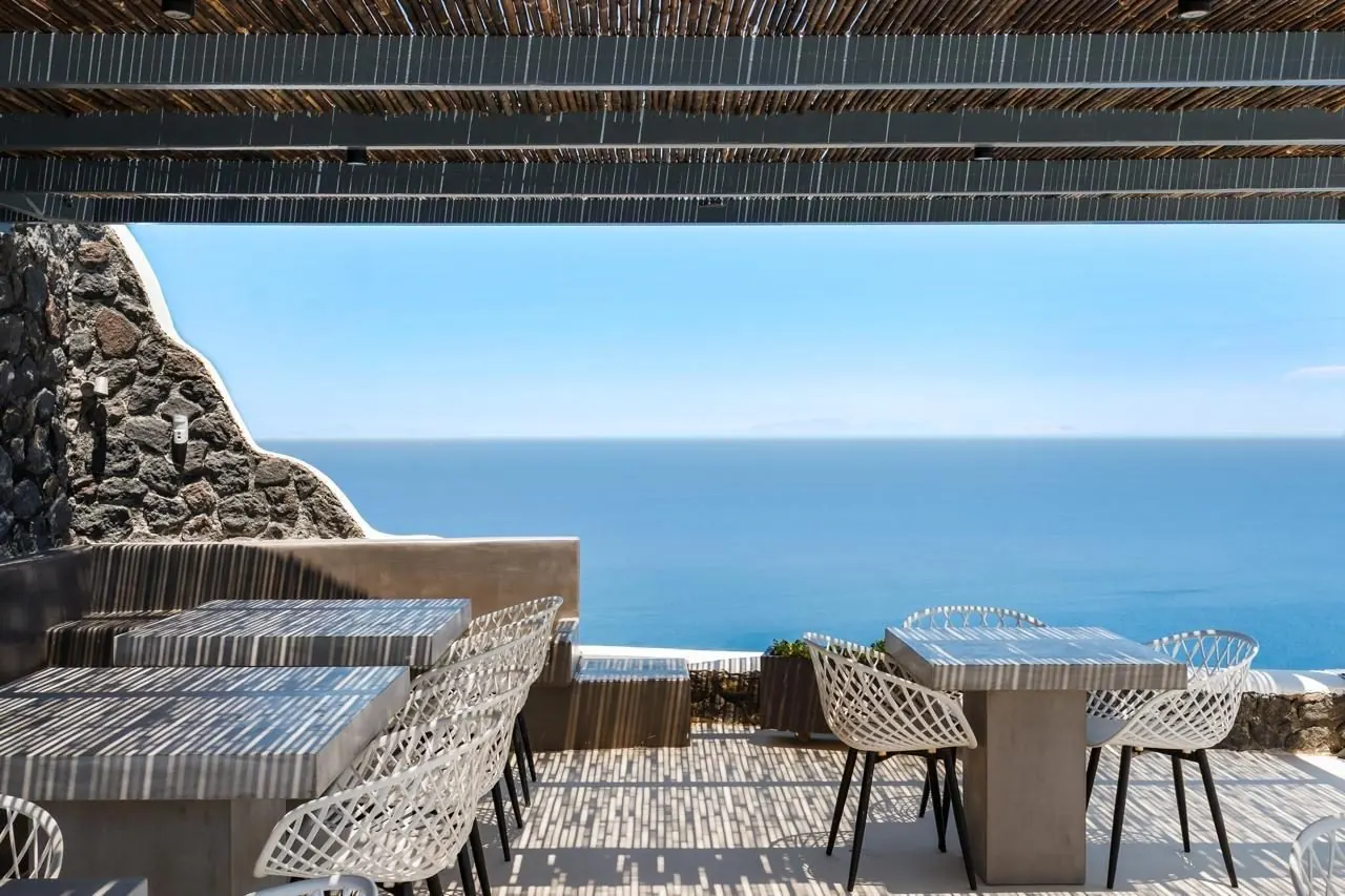 Εστιατόριο με θέα στο Αιγαίο στο Nerae Santorini