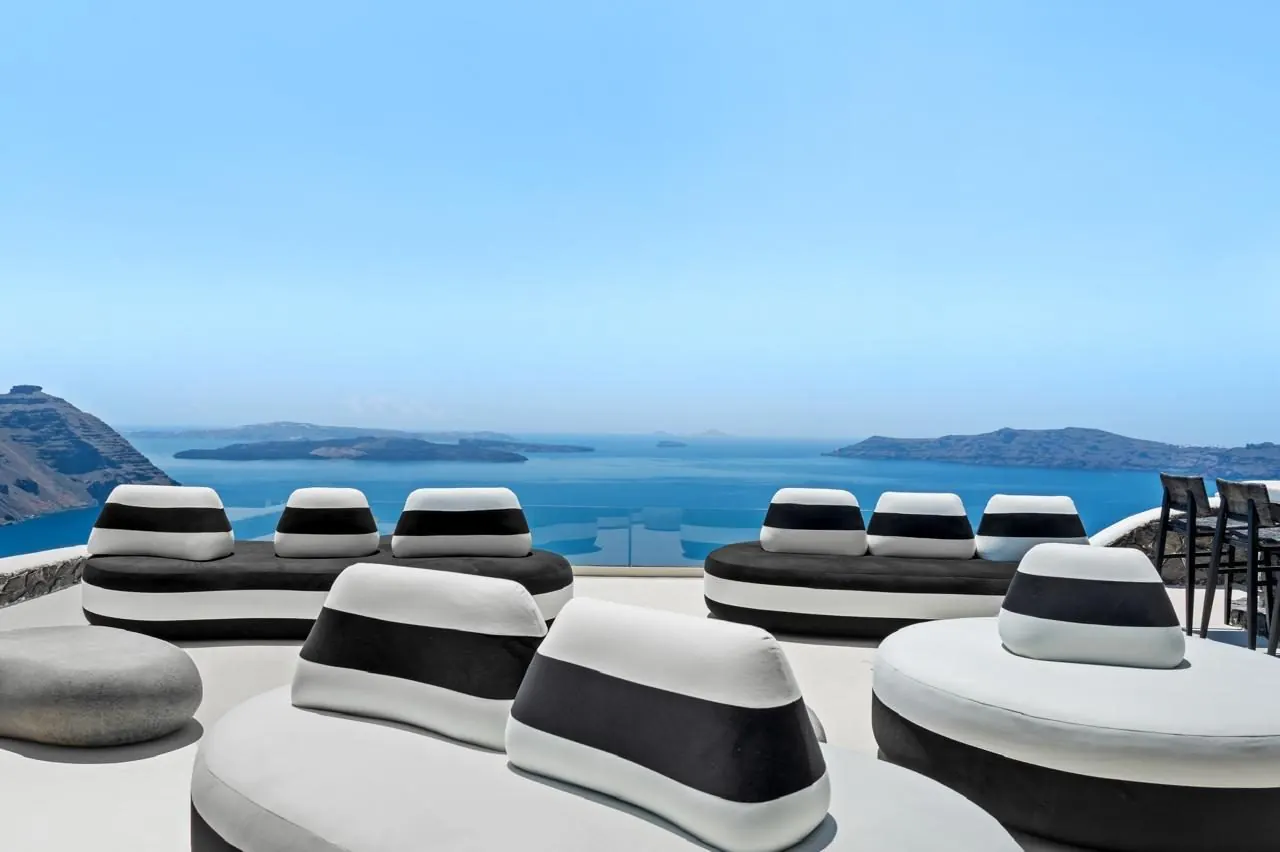 Lounge βεράντα με θέα την καλντέρα στο Nerae Santorini